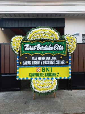 Papan Bunga Duka di Pantai Amal