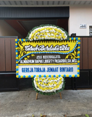 Papan Bunga Duka di Pantai Amal