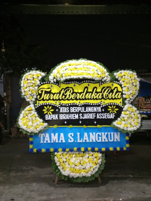 Papan Bunga Duka di Pantai Amal