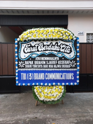 Papan Bunga Duka di Pantai Amal